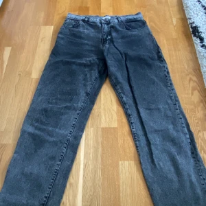 Leroy thun black jeans woodbird - Jeans från woodbird i strl 30. . Är i bra skick, men har inte använts på nästan 2 år. Byxorna är i straight fit.