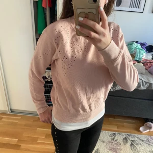 Tröja  - Rosa tröja med fina detaljer i väldigt bra skick