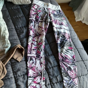 Aloha tights från Stronger! - Jag säljer mina stronger tights då jag inte använder dem längre. Dem har använts ca 5 gånger och har ett jätte coolt mönster och en tight passform. De är bekväma och de sitter otroligt snyggt. De säljs inte längre på Stronger! Originalpris var ca 600