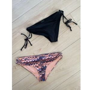 Bikinitrosor - Två par bikinitrosor från HM med snörning på sidorna. De svarta i storlek 42 och de mönstrade i storlek 40, låg midja på båda. Fint skick.  20 kr styck eller 30 kr för båda!