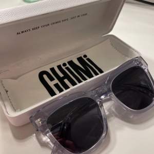 Säljer ett par super fina Chimi glasögon i nyskick😍 köpte dom för ett tag sedan men dom har bara legat i en låda! Fodralet och duk kommer med. Hör av er så kan jag skicka fler bilder😊