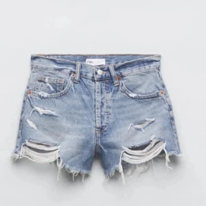 Zara jeans shorts  - Säljer nu mina blå jeans shorts från zara, Små i storlek så skulle säga att dom passar 36/34 också 