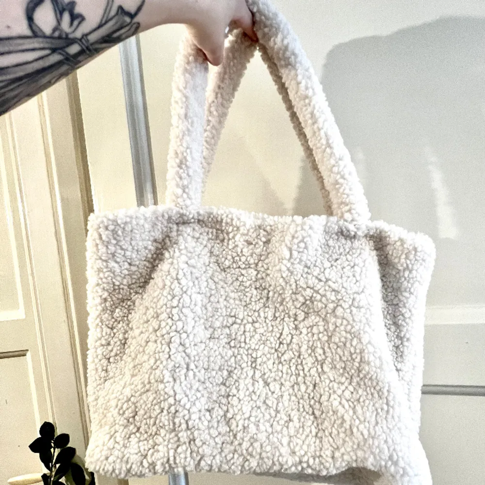 Sherpa style tote bag from H&M, only used once. Check my page for the matching sherpa style bucket hat 🥰❤️. Väskor.