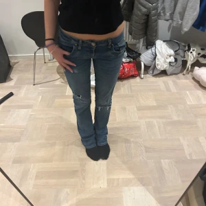 Lågmidjade LTB jeans  - säljer mina skit snygga lågmidjade ltb jeans med hål i!! storlek 27/34