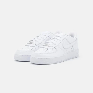 Nike skor dam - Ett par äkta vita nike skor för dam,  Använt ett par gånger så lite smutsiga men går att tvätta upp (pris går att diskuterask)!🤍skriv innan ni köper