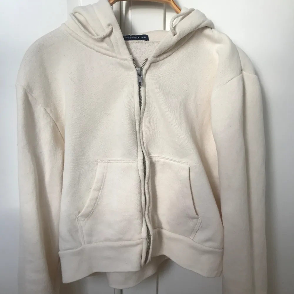 ”Croppad” hoodie från Brandy Melville. Använt ett fåtal gånger så den är i ett mycket bra skick. Tröjan är onesize men skulle säga att den passar S 🦢. Tröjor & Koftor.