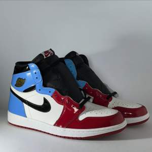 Air Jordan 1 Retro High Fearless UNC Chicago Skick: DSWT Storlek: US 11, EU 45  Vid önskan om fler bilder eller andra frågor är det bara att hojta till!