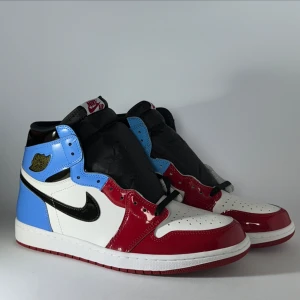 Nike Air Jordan 1 Fearless - Air Jordan 1 Retro High Fearless UNC Chicago Skick: DSWT Storlek: US 11, EU 45  Vid önskan om fler bilder eller andra frågor är det bara att hojta till!