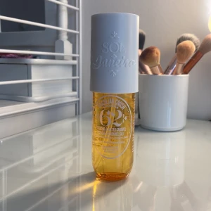 Sol de Janeiro 62 - ISäljer min mellan sol de janiero parfym i 62. Har använt typ 20 sprays så den är inte helt ny. Är inte helt säker på om jag vill sälja den så skriv gärna till mig om ni är intresserade först. Köpt för 299 men säljer gör 199