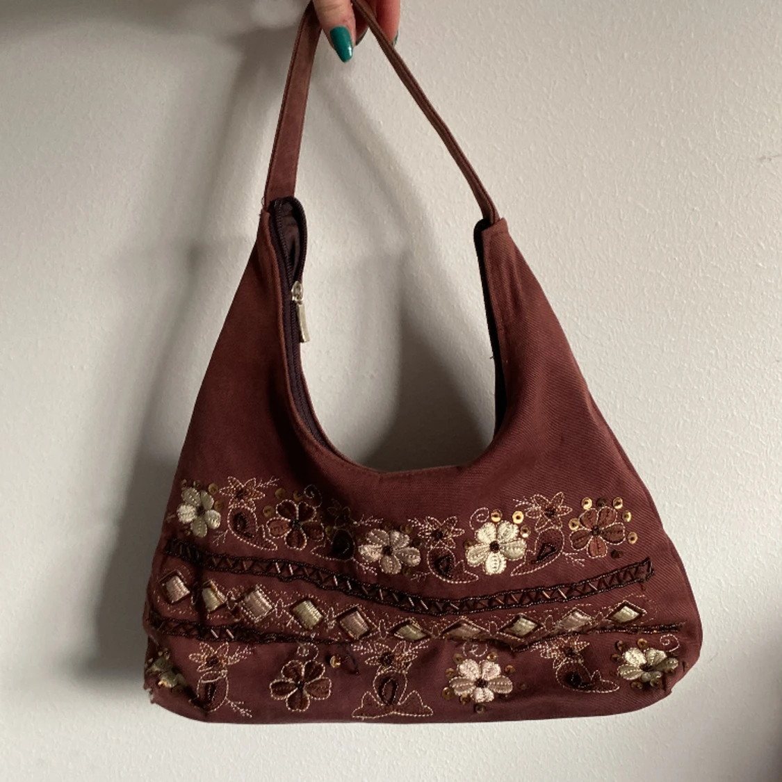 Brun handväska med paljetter och pärlor