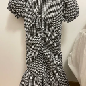 Snygg klänning - Säljer denna slutsålda klänning!!