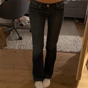 Så fina jeans från 7 for all man kind, jag är 169 cm💞 storlek 27, Innerbenslängd 80 och midjemått 38 tvärsöver! enda defekten är slitningarna längst ner på byxbena där de går upp lite som man ser på ena bilden. 
