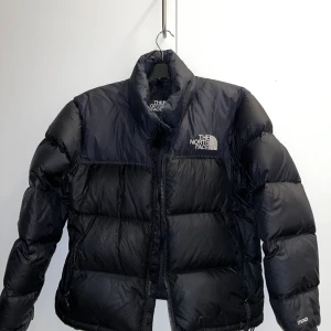 The North Face 1996 retro nuptse dam dunjacka  - Storlek M. Väl använd inköpt för 3år sen men säljer då jag inte använder den så ofta längre. Bra skick och inga synliga defekter. Finns vindluva i kragen. Nypris 3899kr. 