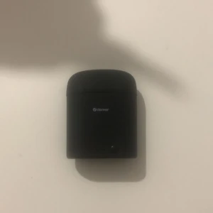 Denver hörlurar  - Hörlurar perfekt för bra musik köpta för 250kr säljer för 200kr bra för vardagen (aldrig använda)