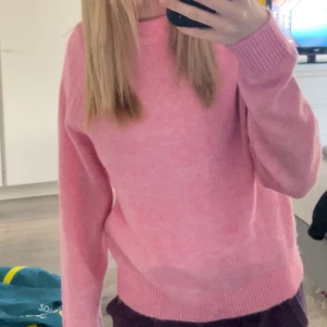 Rosa stickad tröja  - Säljer min superfina tröja ifrån Vero Moda! Jag älskar verkligen färgen men den har bara aldrig kommit till användning. Den är endast testad. Original pris 359kr.