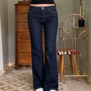Vintage jeans - Lågmidjade utsvängda jeans med ljusa sömmar, vintage Calvin Klein! Jag är 173 cm, midjemåttet är 78 cm och innerbenslängden 77 cm 💘
