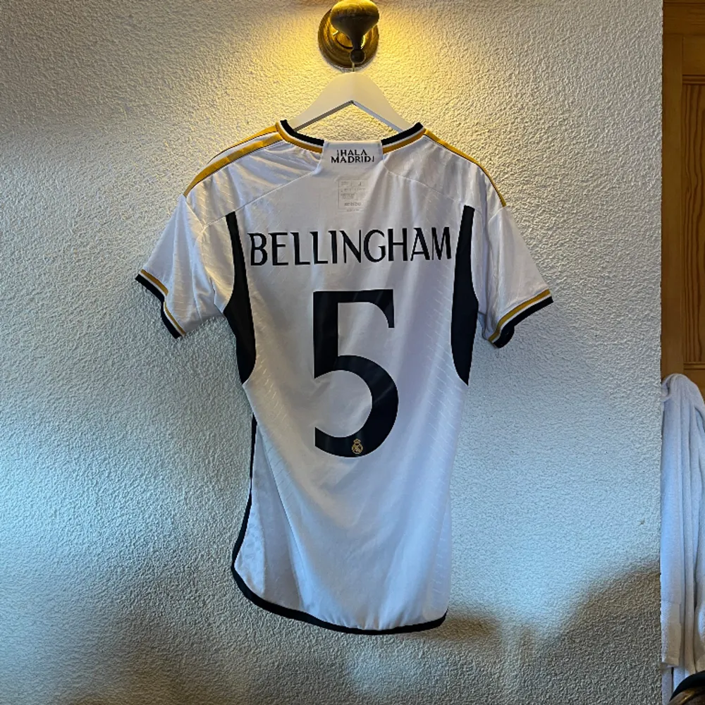 Bellingham tröja 23/24⚪️🟡 Spelarverision vilket innebär högre kvalitet! Storlek: L. T-shirts.