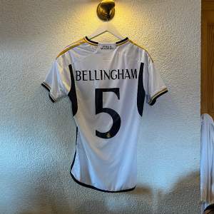Bellingham tröja 23/24⚪️🟡 Spelarverision vilket innebär högre kvalitet! Storlek: L
