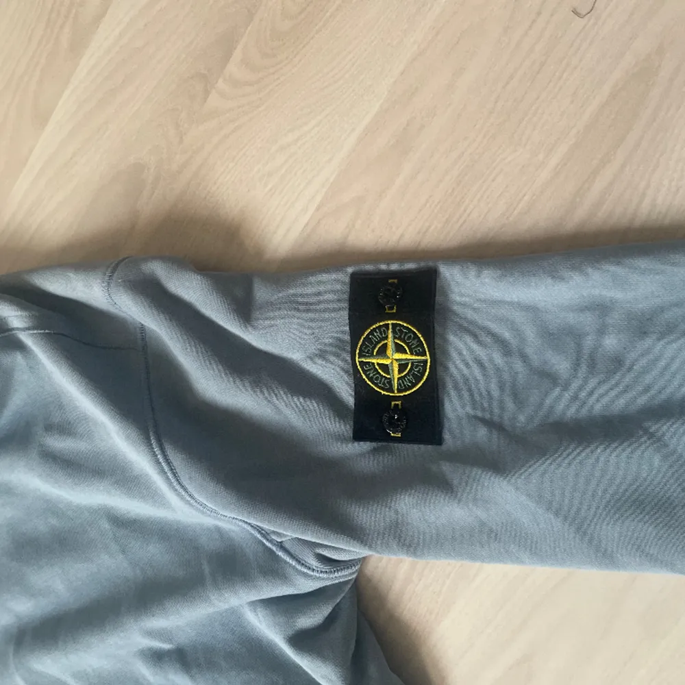 Stone Island crewneck i storlek M. Jag säljer denna pågrund av att den var lite för stor för min smak. Tröjan är använd 2-3 gånger och finns med orginal bag och tag. Finns ett litet märke som garanterat försvinner. Kan skicka mer bilder vid intresse!. Tröjor & Koftor.