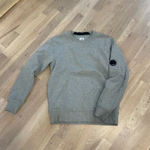 Cp company  - Säljer denna feta Cp company tröja för att den inte kommer till användning. Storlek M. Skick 8/10. Pris kan diskuteras 