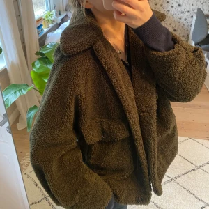 Teddyjacka grön - Superfin teddyjacka, perfekt nu när våren är på väg! Sparsamt använd ❤️‍🔥