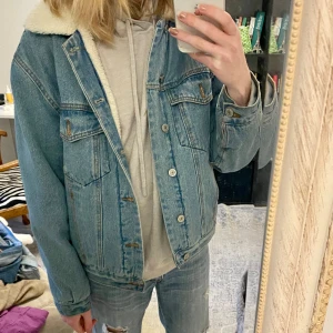 jeansjacka med päls - Såå fin jacka med foder inuti! Perfekt nu till våren 💝 passar strl XS-M