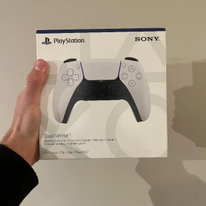 Ps5 Kontroll. Ej använd/öppnad - Köpte ett ps5 & kontroll men lämna tillbaka ps5 och glömde kontrollen. Ingen användning av den nu. Kan hämtas i Kungsbacka eller skickas. Svart-Vit