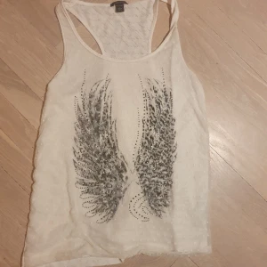 Emo tröja - Denna tröja kan passa alla den e oversized. Jag har andvänt den några gånger men den är i nyttskick. Dma om du har frågor och priset kan diskuteras😊