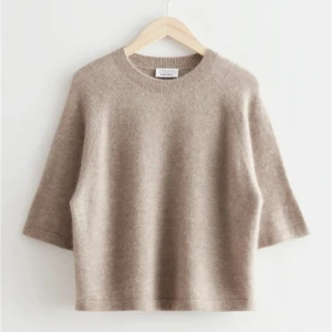 Other stories stickad  - Säljer denna populära stickade tröja i beige från other stories. Slutsåld, tror jag gav ca 690 kr för den. Fint skick!! 