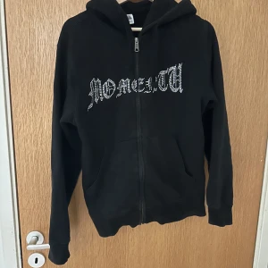 Rhinestone  - Rhinestone zip hoddie i helt okej skick. Har använt en del men inga tydliga märken på användning. Kan gå ner i pris