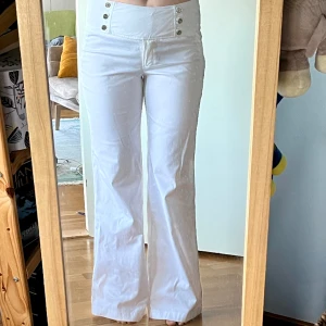 Vita byxor - Låg/midwaist vita byxor med snygg knäppning där fram! För långa för mig som är 165 (andra bilden) midja: 41 cm innerbenslängd: 81cm Ytterbenslängd: 105 cm