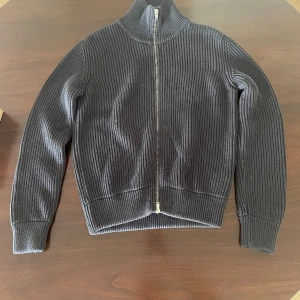 Maison Margiela zip up  - Wts;  Maison Margiela zip up. Väldigt tjock i materialet och håller värmen bra. Skick 9-10 Str -M, passar bra S-M  