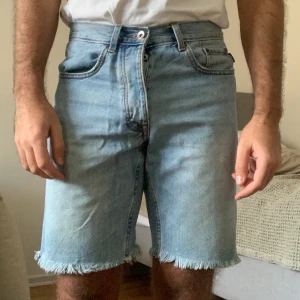 Shorts jeans - Jag är 177 cm lång 68 kg Finns att hämtas på Skanstull 