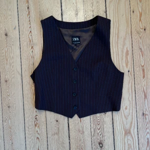 Zara väst - Brun väst med blå ränder. Inköpt för fotoprojekt men användes inte. Storlek S