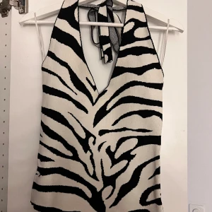 Topp - Säljer denna snygga zebra mönstriga toppen från gina. I storlek m men skulle säga att den även passar S. 