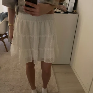 Sommar kjol - Säljer denna kjol som inte är min stil längre. Går även att använda som topp om man vill. Superfin på sommaren när man är brun💗