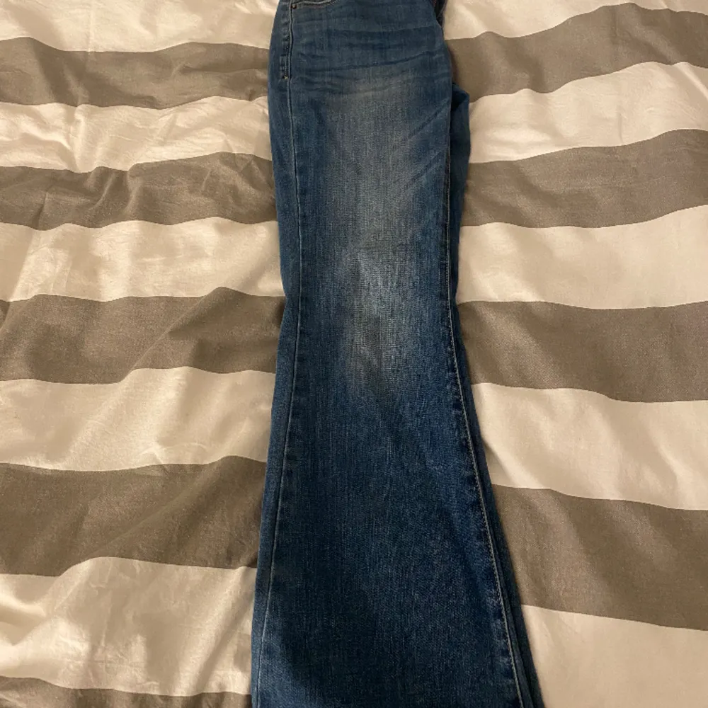 Säljer lågmidjade jeans från Madlady då jag inte använder dom. Jeansen är i stretchigt material och är i väldigt bra skick, jag är ungefär 162 cm lång och passar bra i längden❤️. Jeans & Byxor.