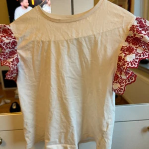 Sommartopp - Fin t-shirt med detaljer. Från zara. Stor i storleken så passar Xxs och xs. Liten fläck i halsen men det syns inte mycket.