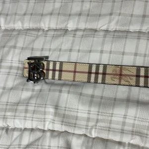 Burberry bälte - Hej jag har en burberry bälte för salu den är inte använd jag säljer den för 650kr men vi kan diskutera om lägre pris bra skick självklart kontakta om ni är intresserade