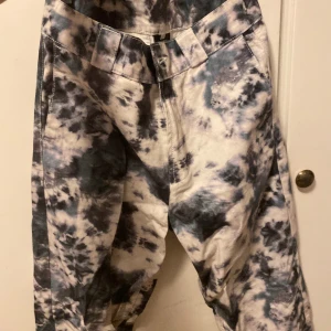 Design pants - Säljer den pågrund av att jag ej använder den längre. Nästan helt ny och är väldigt bekväm. Skriv för bud så kan vi prata om de! 🤍  Är de nånting ni undrar så är bara att skriva.😊