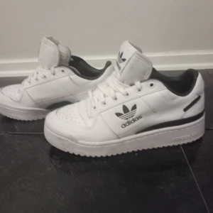 Adidas sneaker - Adidas sneakers med lita platå  Använda fåtall gånger 