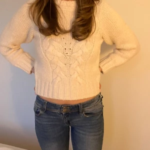 Stickad tröja - Söt kabelstickad tröja🫶🏼 storlek Xs men lite kort modellen