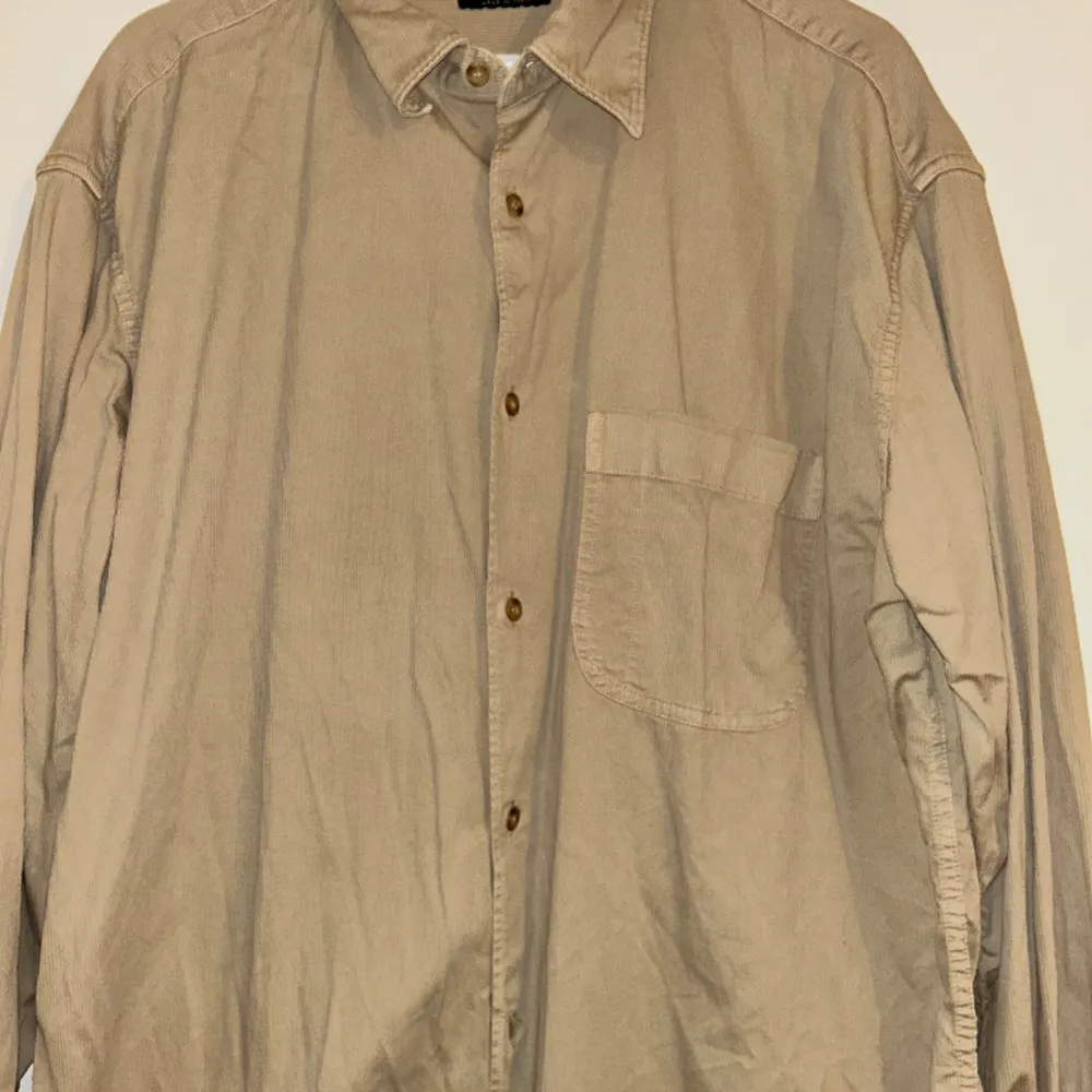 En Roy brooke skjorta, skit snygg!! Storlek XL men är som L✅🔥  Orginal pris 700kr. Skjortor.