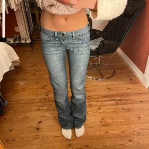 Lågmidjade jeans  - Jättesnygga som jag köpte här på plick!  Säljer då de inte används 💞  Midjemått: 38 Innerbenslängd: 86 bilderna är från förra ägaren men skicket är oförändrat, tryck gärna köp nu 😋