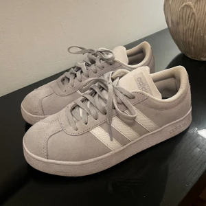 Adidas sneakers - Vanliga adidas sneakers liknande campus modellen. Super fräsch ljusgrå färg nu till våren! 