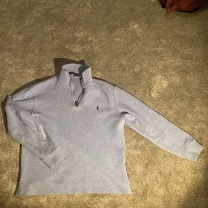 Ralph lauren halfzip  - Säljer en ljusblå Ralph lauren halfzip i storleken M. Fint skick, skulle säga 9/10. Hör av dig vid funderingar
