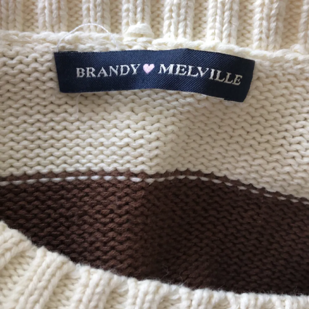 Säljer en beige ”stickad” tröja från Brandy Melville i strl. One size. Köpt vintern 22 och har blivit hyfsat använd under 4 månaders tid efter det.. Stickat.