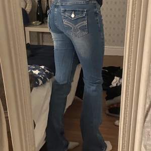 Supersnygga bootcut jeans, sparsamt använda! Midjemått: 36cm (stretch) Innerbenslängd: 78cm