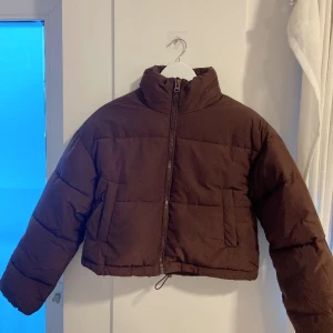 brun puffer jacka från h&m - säljer en helt oanvänd brun pufferjacka från h&m! supersöt och mysig, men lite för kort för mig! (croppad). ✨ SKA FLYTTA UTOMLANDS SÅ ALLT MÅSTE BORT INNAN 17 MARS ✨ annars slängs det på tippen 🥲 
