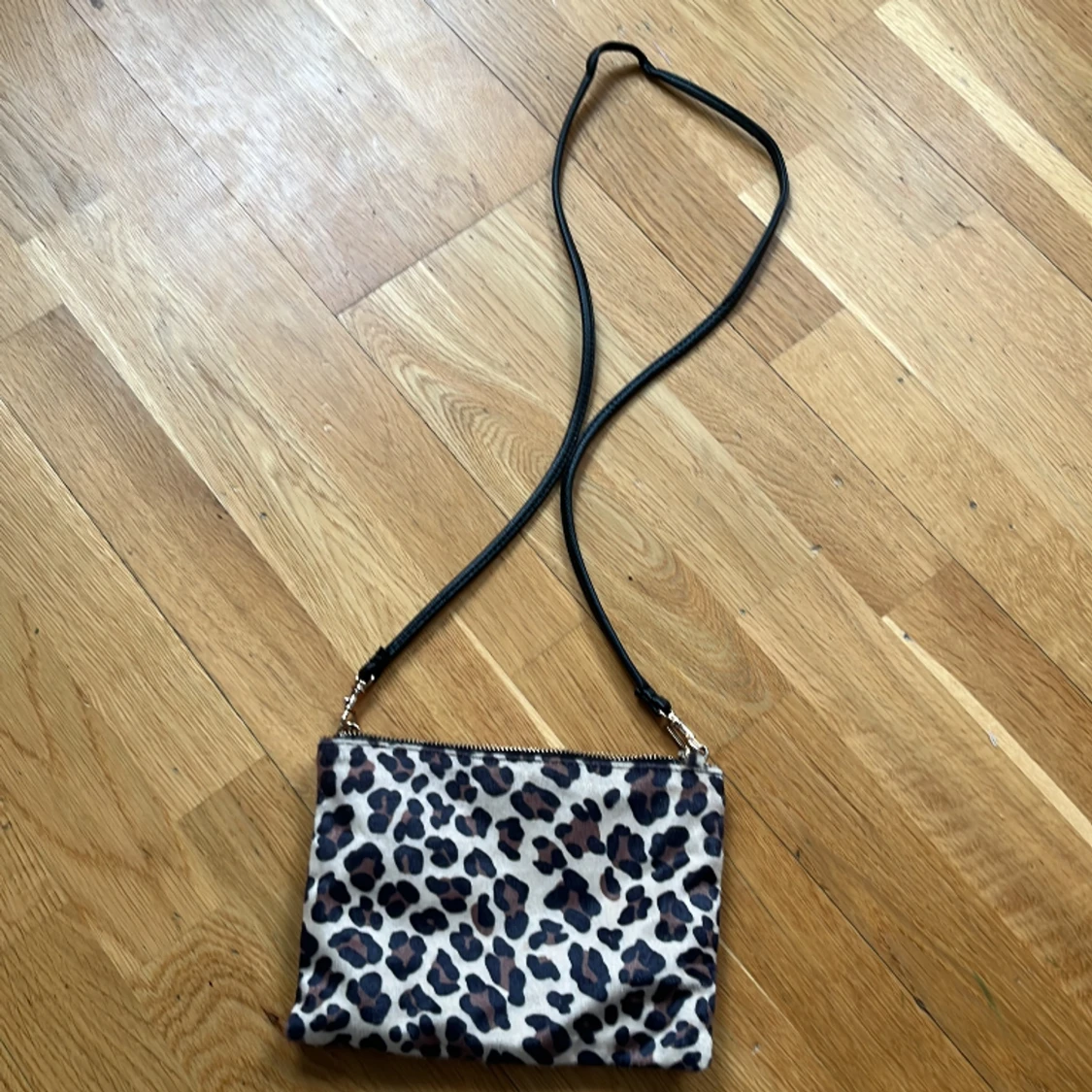 Väska med leopardprint  - 90